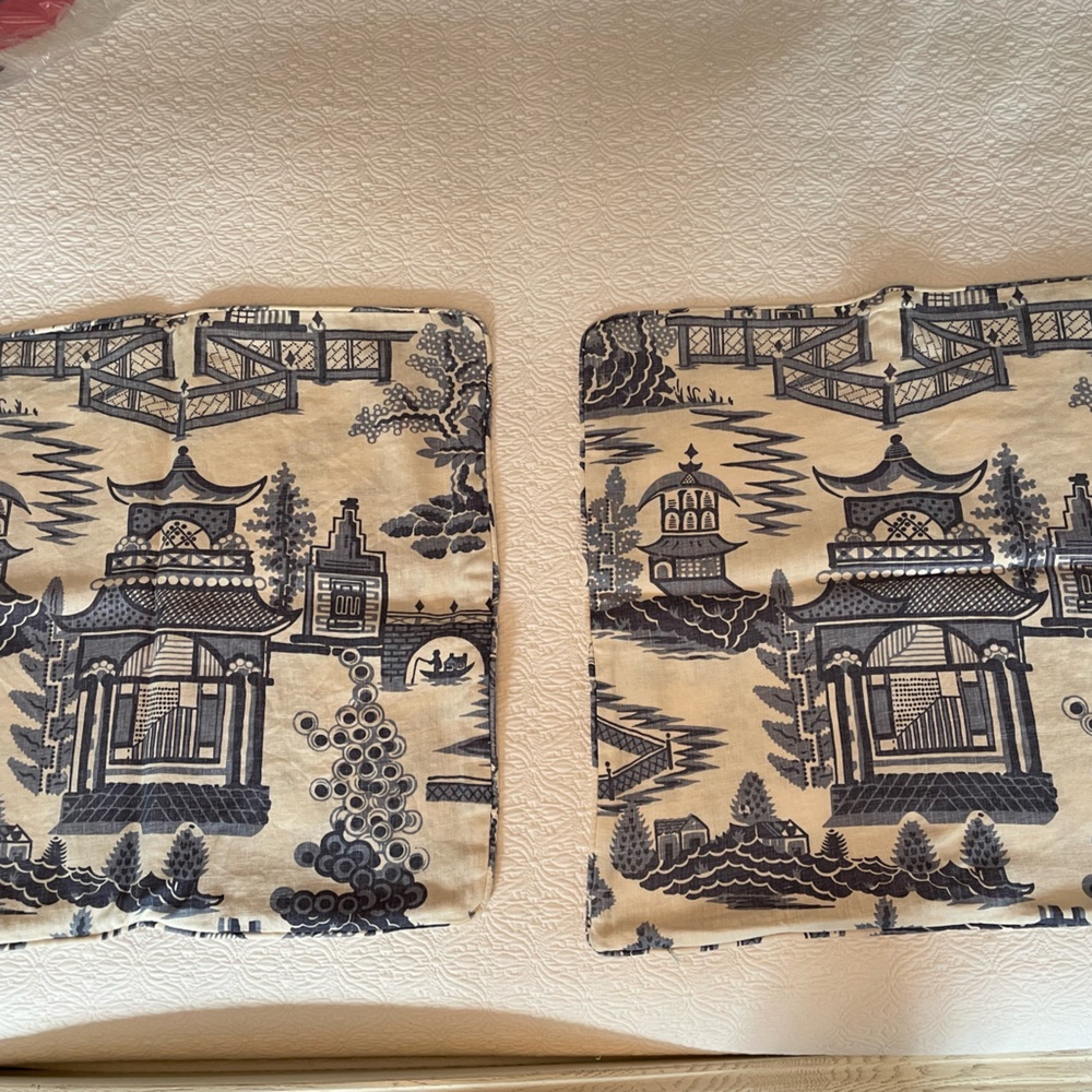 Pair of Schumacher Nanjing 22” Pillows in EUC